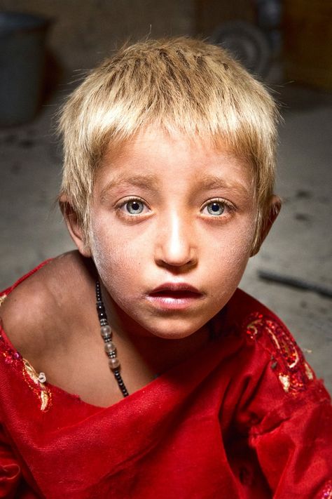 Afghan Girl, Extraordinary People, Unique Faces, Face Photography, Human Face, Photo Projects, People Of The World, World Cultures, Interesting Faces