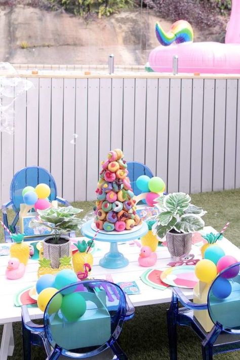 Pool Party Table Set Up, Kids Party Table Set Up Ideas, Pool Party Table Decorations, Pool Party Table, Water Park Birthday Party, Picnic Table Decor, Kids Party Tables, Birthday Pool Party, Birthday Party At Park