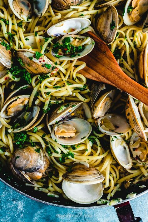 Clams Vongole, Clam Pasta Recipe, Pasta With Clams, Vongole Pasta, Linguine And Clams, Light Pasta Dishes, Fresh Clams, Clam Sauce Linguine, Sip And Feast