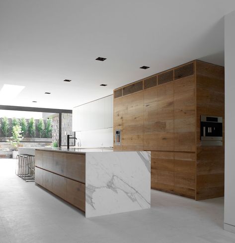 Modern Kitchen Pictures, Modern Wood Kitchen, White Marble Kitchen, Simple Kitchen Remodel, Marble Interior, Family Room Makeover, Kitchen Wood, Modern Interior Decor, Kitchen Marble