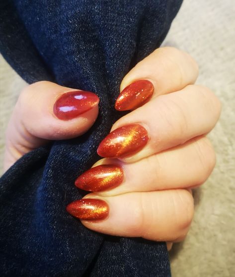 Burnt orange Cat Eye Nails Orange Glitter Nails Fall, Burnt Orange Glitter Nails, Cat Eye Nails Orange, Orange Cateye Nails, Burnt Orange Almond Nails, Orange Cat Eye Nails, Burnt Orange Nails Designs, Nails Orange, Cat Eye Nails Polish