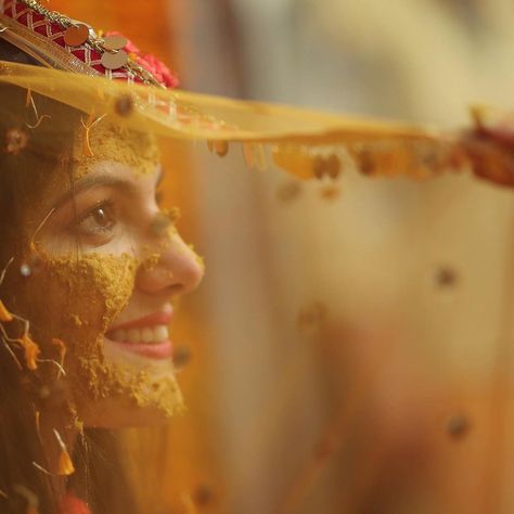 Haldi Look Photoshoot, Haldi Function Poses For Bride, Haldi Ceremony Look For Bride, Pose For Haldi Function, Haldi Photos Ideas, Haldi Photoshoot Ideas For Bride, Haldi Function Photoshoot, Haldi Photo Ideas For Bride, Haldi Ceremony Picture Ideas