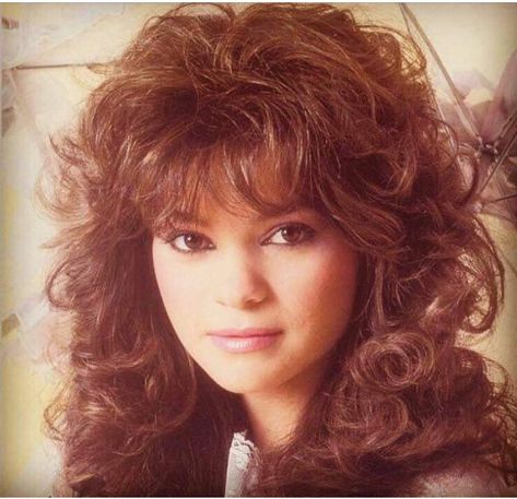 Fluffy 80s Hair, 80s Hair Long, 80s Curly Hairstyles, 80s Hair Tutorial, 70s Haircuts, 80s Hair And Makeup, 80s Haircuts, 80s Hair Styles, 80’s Hair