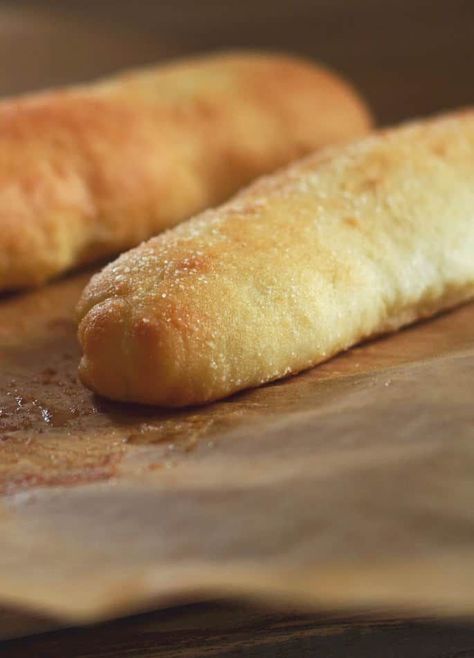 These soft gluten free breadsticks are a homemade version of the famous Olive Garden breadsticks. Fluffy and soft inside, and covered in garlic butter. Gluten Free Breadsticks, Gluten Free Bread Flour, Olive Garden Breadsticks, Pain Naan, Gf Baking, Pan Sin Gluten, Bread Sticks, Gluten Free Thanksgiving, Gluten Free Recipes Bread