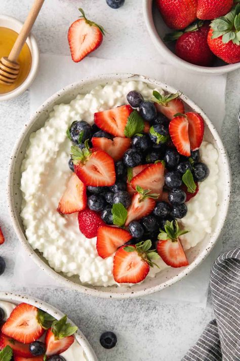 Cottage Cheese And Fruit Recipes, Cottage Cheese With Fruit, Cottage Cheese Fruit Bowl, Cottage Cheese And Fruit, Cottage Cheese Bowl, Cottage Cheese Breakfast Bowl, Meal Ready To Eat, Queso Cottage, Cottage Cheese Breakfast