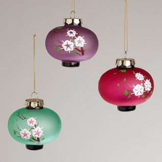 Frosted Glass Plum Lantern Ornaments - How cute are these Japanese-themed ornaments that look like lanterns? Asian Christmas Decorations, Japanese Christmas Decorations, Asian Christmas Ornaments, Asian Ornaments, Asian Christmas, Old Fashion Christmas Tree, Holiday Baubles, Diy Natal, Japanese Christmas