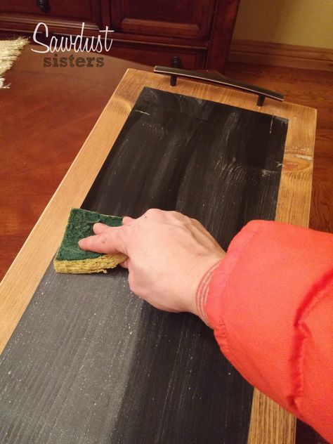 DIY Chalkboard Tray! So Easy! Making it this weekend! Sawdustsisters.com Taco Bar Dessert, Chalkboard Serving Trays, Charcuterie Board Diy, Painted Serving Trays, Diy Chalkboard Sign, Blackboard Paint, Diy Serving Tray, Diy Chalk, Coffee Bars In Kitchen