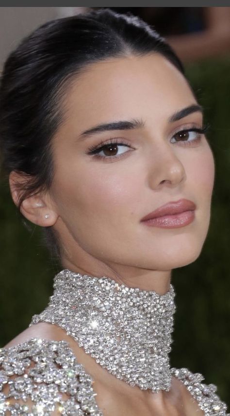 Kendall Jenner New Hair, Kendall Jenner Eyes, Kendall Jenner Eyebrows, Kendall Jenner Jeans, Kendall Jenner Nails, Belly Dance Makeup, Kendall Jenner News, Kendall Jenner Outfits Casual, Kendall Jenner Aesthetic