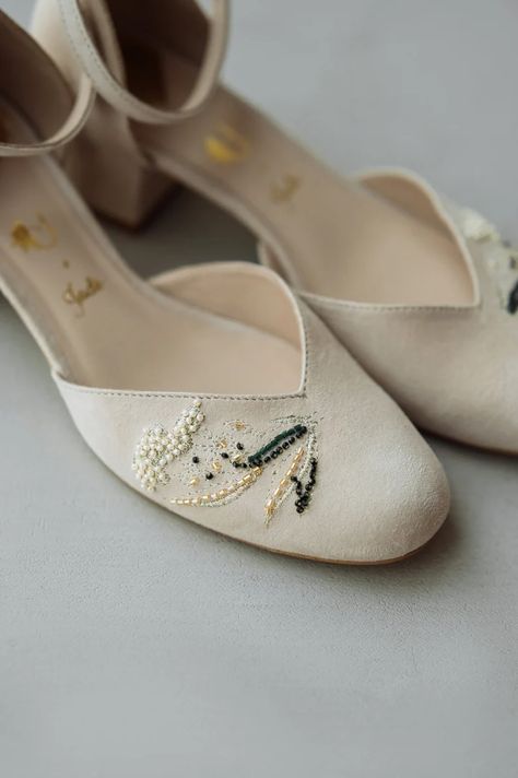 Ivory Trachtenschuhe Bridal Sandals With Low Block Heel and - Etsy Ukraine Low Heels Wedding, 70s Wedding Dress, Wedding Shoes Vintage, Wedding Pumps, Wedding Shoes Comfortable, Vintage Flats, Wedding Shoes Flats, Bridal Sandals, Wedding Flats