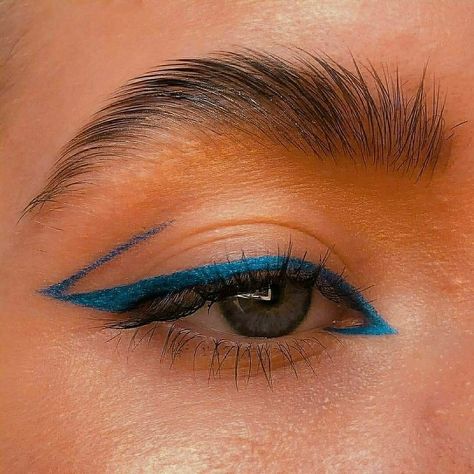 Graphic Colored Eyeliner, Colorful Eyeliner Brown Eyes, Coloured Liner Eye Makeup, Bright Eyeliner Looks, Colourful Graphic Liner, Simple Blue Eyeliner, Coloured Eyeliner Looks, Colourful Eyeliner Looks, Blue Eyeliner Makeup Looks