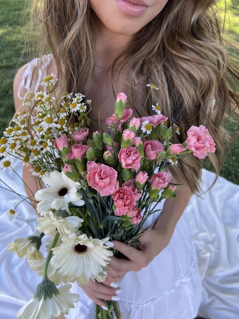 Pictures Holding Flowers, Insta Photos With Flowers, Flower Girl Aesthetic, Girl With Flowers, Flower Bouquet Pictures Instagram, Pictures With Flowers, Senior Photos Flower Bouquet, Flower Pictures With People, Pictures With Flower Bouquet Instagram