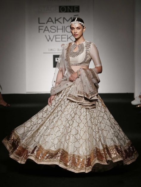 off white blouse Indian Wedding Dress Modern, Lakme Fashion Week 2016, Ramp Walk, Modern Indian Wedding, Aditi Rao Hydari, Jayanti Reddy, Aditi Rao, Bridal Dupatta, Fashion Week 2016