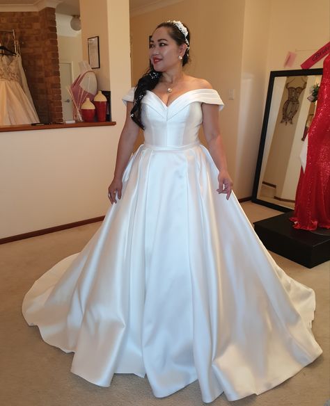 Gown For Chubby Women, Wedding Gown For Chubby Brides, Curvy Wedding Dress, Wedding Evening Dresses, Curvy Wedding, Plus Size Brides, Wedding Dresses Plus, Plus Size Bride, Destination Wedding Dress