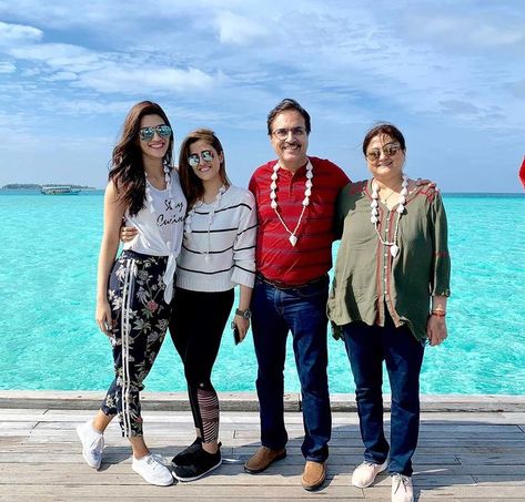 Vacation Diaries: Here’s one with the entire family; a much-needed break for Kriti! Nupur Sanon, Ae Dil Hai Mushkil, Pool Pictures, Comfy Travel Outfit, Beach Weather, Comfy Travel, Vacation Goals, Bollywood Photos, New Pic