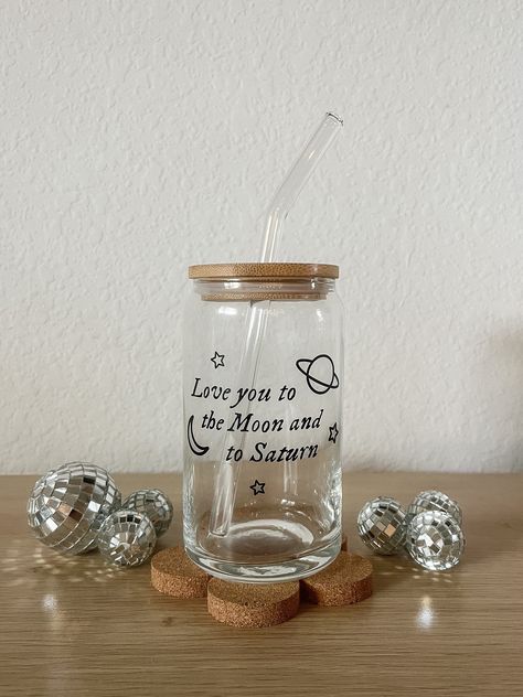 Seven Taylor Swift, Moon And To Saturn, Taylor Swift Taylor Swift, Taylor Swift Inspired, Cute Car Accessories, Tumbler Cups Diy, Custom Cups, Diy Tumblers, Metal Straws