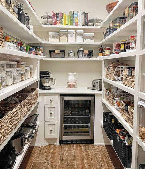 Pantry Dream, Dream Pantry Walk In Luxury, Walk In Pantry Ideas Layout, Basement Pantry, Presentation Plan, Pretty Pantry, Walk In Pantry Ideas, Pantry Closet Design, Kitchen Life Hacks