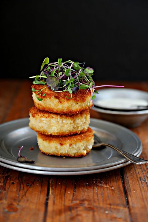 Pan Fried Risotto Cakes. Pan frying breaded risotto creates crispy cakes with a creamy interior. Perfect for appetizers or as a side. Filet Mignon Chorizo, Crispy Cakes, Carrot Recipes Side Dishes, Vegetarian Appetizers Easy, Risotto Cakes, Pan Frying, Vegetarian Appetizers, Risotto Recipes, Dinner Appetizers