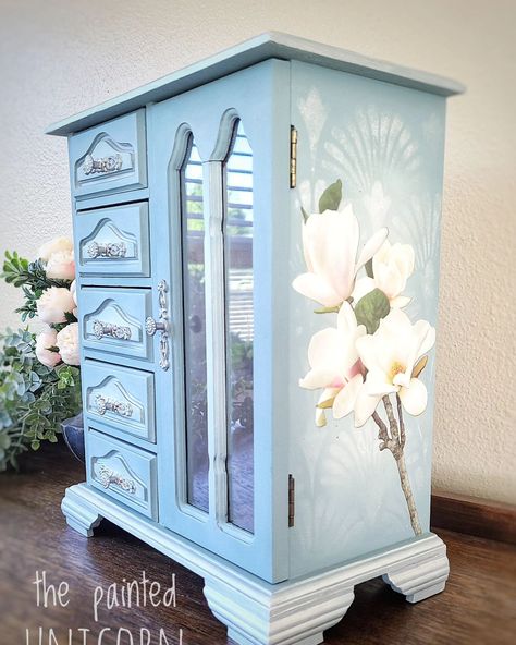 Such a pretty little update to this box. Subtle blend, white metallic stenciling and magnolia transfer from @redesignwithprima. With brand new lining, she's ready to be shipped anywhere in the lower 48! Message with any questions! #furniturepainter #paintedfurniture #furnitureart #upcycledfurniture #chalkpaintedfurniture #handpainted #refinishedfurniture #designinspo #jewelrybox #jewelryboxmakeover Painted Unicorn, Jewelry Box Makeover, Chalk Paint Furniture, Stenciling, Upcycled Furniture, Refinishing Furniture, Design Inspo, Painted Furniture, Magnolia