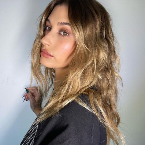 The 2021 Hair Color Trends Celebrity Colorists Say Will Be Everywhere Hailey Rhode Baldwin, Celebrity Hair Stylist, Color Your Hair, Hair Colorist, Hair Inspiration Color, Hailey Baldwin, Good Hair Day, Winter 2022, Hair Color Trends