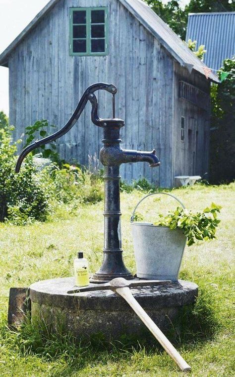 Old Water Pumps, Hand Water Pump, Country Barns, Country Blue, Well Pump, Country Scenes, Farms Living, Down On The Farm, Water Well