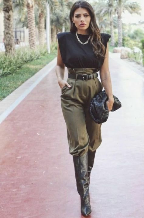 Muscle Tee Outfits, Street Style Outfits Casual, Paperbag Hose, Walking Down The Street, Paris Chic, Stylish Work Outfits, Influencers Fashion, Muscle Tee, Vogue Paris