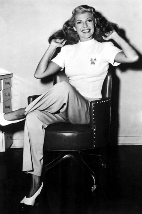 Rita Hayworth just before her historic haircut for 'The Lady From Shanghai'. ~ 1947 1945 Hairstyles, 1940 Hollywood, 1940's Hair, Jacqueline De Ribes, 40's Fashion, Incredible Pictures, Diahann Carroll, Workwear Wardrobe, 1940's Fashion