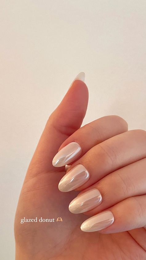 White Nails Round Shape, White Nails Glossy, Cream Crome Nails, Chrome Nails Glazed Donut, Chrome Glazed Donut Nails, Glossy Nails Acrylic, Champagne Glazed Donut Nails, White Doughnut Glaze Nails, White Glazed Donut Nails