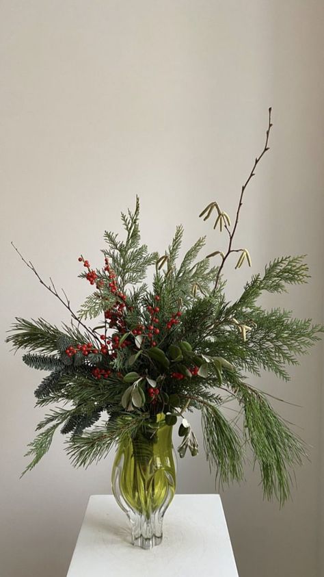 Pine Bouquet, Aesthetic Sage Green, Natal Natural, Aesthetic Christmas Decor, Christmas Decor Ideas Bedroom, Cherry Christmas, Green Cottagecore, Nature Christmas, Holiday Floral Arrangements