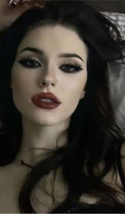 Classy Dark Makeup, Sunken Face Makeup, Vampire Wedding Makeup, Romantic Bride Makeup, Moody Wedding Makeup Blue Eyes, Darker Makeup Looks, Dark Victorian Makeup, Dark Romance Makeup, Subtle Dark Makeup