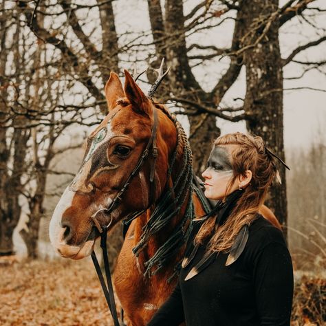 Halloween. Feathers. Black & Gold. Idea for red horses. Ginger. Emerald. DIY body art. Horse mane. Braids. Horse costume. Autumn Witch / Viking / Mystic Halloween Horse Photoshoot, Horse And Rider Costumes, Horse Halloween Costumes, Horse Halloween, Jack Halloween, Idea For Halloween, Horse Costumes, Viking Costume, Holloween Costume