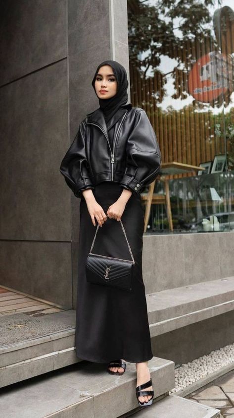 Black Outfit With Hijab, Dress Hijabi Outfits, Style Monokrom, All Black Outfit Hijab, All Black Hijab Outfit, Black Hijabi Outfits, Hijab Fashion Black, Dress Black Hijab, Black Dress Hijab