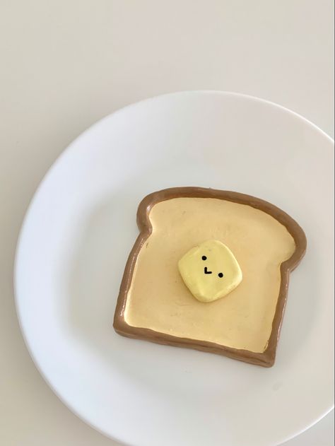 Toast Clay Tray, Egg Clay Dish, Cute Clay Art Ideas Easy, Air Dry Clay Projects Cute, Food Clay Ideas, Air Dry Clay Food, Trinket Tray Clay, Clay Tray Ideas, Easy Pottery Ideas