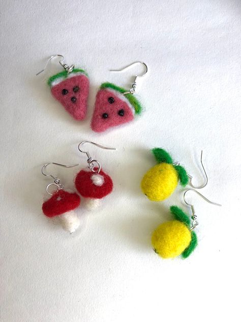 Felted Earrings Diy, Felt Jewellery Ideas, Needle Felted Earrings Diy, Needle Felting Jewelry Ideas, Diy Felt Earrings, Felt Earrings Handmade, Felting Ideas Easy, Needle Felt Jewelry, Needle Felting Jewelry