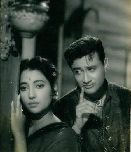 Old Film Stars Bollywood, Bollywood Classics, Female Intuition, Suchitra Sen, Actors Bollywood, Dev Anand, Vintage Bollywood Aesthetic, Bollywood Retro, 90s Bollywood Aesthetic