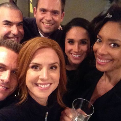 Behind-the-Scenes Photos of Meghan Markle on the Suits Set Meghan Markle Suits, Specter Suits, Suits Tv Series, Patrick J Adams, Suits Harvey, Sarah Rafferty, Suits Usa, Gina Torres, Suits Show