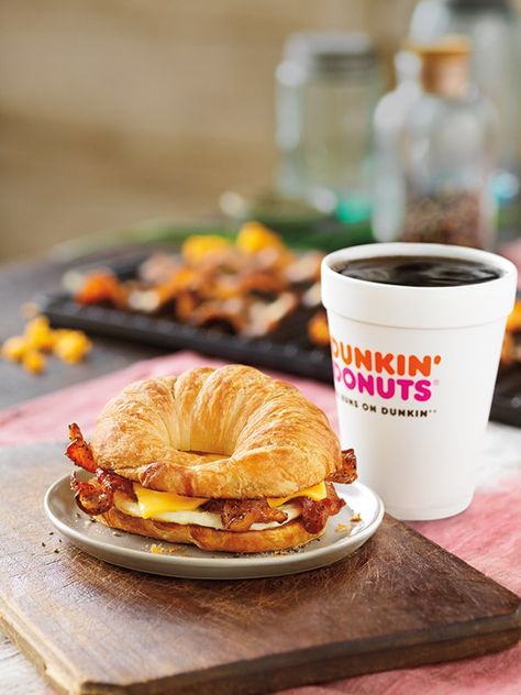 Dunkin' Donuts sweet black pepper bacon breakfast sandwich #ad Dunkin Donuts Breakfast, Bacon Breakfast Sandwich, Dunkin Donuts Menu, Sandwich Pictures, Sweet Bacon, Morning Treats, Fast Food Breakfast, Mcdonalds Breakfast, Egg And Cheese Sandwich