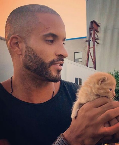 Ricky Wittle Ricky Whittle The 100, Lincoln The 100, Shaved Head Styles, Bald Boy, Lexa E Clarke, Ricky Whittle, Beard Look, Film Anime, American Gods