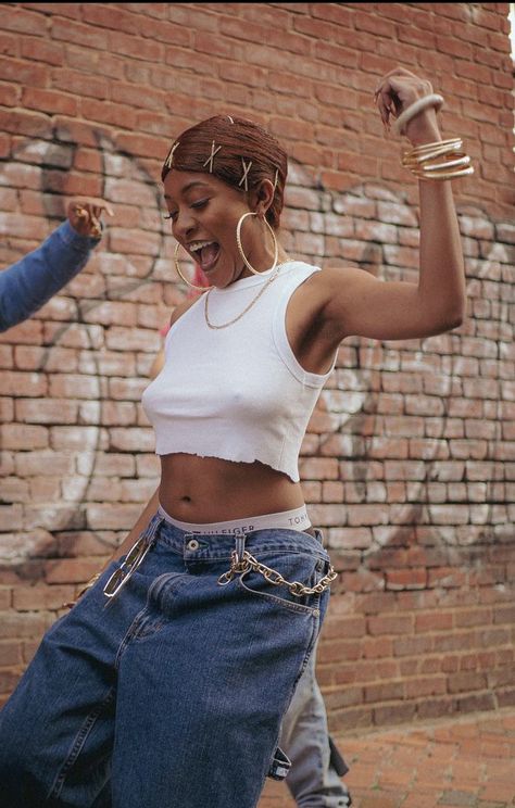 Early 90s Fashion Black Women, Hood Aesthetic 90s, 90s Womens Fashion Hip Hop Street Styles, 90s Fashion Shoot, 90's Hiphop Fashion Women, 90s Rap Aesthetic Women, 90s Summer Outfits Hip Hop, 90s Looks Black Women, 90s Rnb Outfit