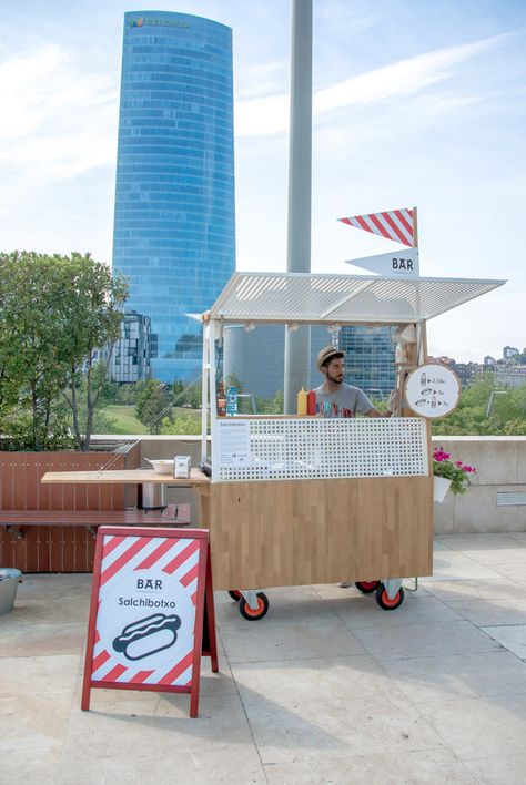 arquimaña has reimagined the age-old hot dog cart, giving it a modern face-lift with an emphasis on local, artisanal goods Modern Food Truck, Roda Gerobak, Gerobak Vintage, Food Stand Design, Food Stall Design, Gerobak Dorong, Street Food Design, Mobile Architecture, Bike Food