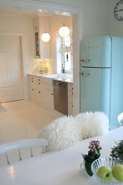 Teach Chic: November 2012 Camping Fridge, Vintage Fridge, Smeg Fridge, Retro Fridge, House Of Turquoise, Duluth Mn, Renovation Design, White Bedroom, Retro Kitchen