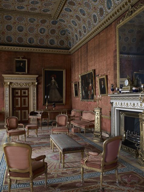 Tour 5 Magnificent 18th-Century Country Houses Photos | Architectural Digest Patterned Ceiling, 18th Century Aesthetic, 18th Century House, Chateaux Interiors, Georgian Interiors, Old House Interior, English Interior, Antique House, English Country Decor