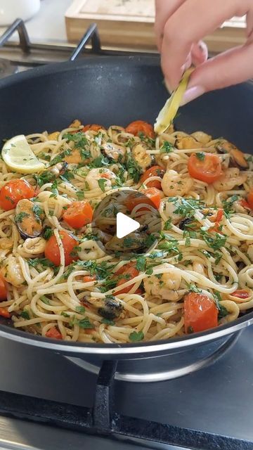 Seafood Boil Pasta, Frozen Sea Food Mix Recipes, Seafood Spaghetti Recipe, Seafood Alfredo Pasta, Seafood Fettuccine, Quick Spaghetti Recipes, Sea Food Pasta, Seafood Spaghetti, Spaghetti Seafood Recipes