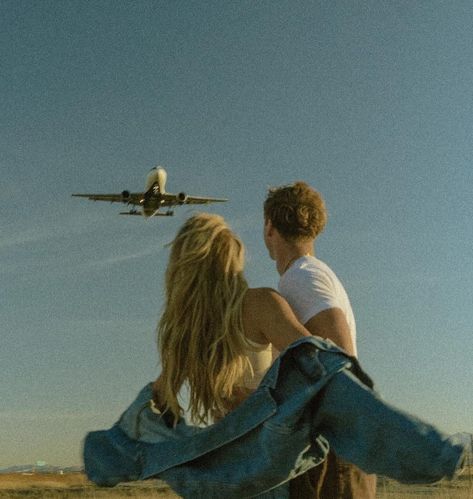 Fleeting light, fleeting moments. This series is a reminder of the power of light in storytelling. A stunning set by @sadierobphoto ✈️ ⠀⠀⠀⠀⠀⠀⠀⠀⠀ #couplephotographyposes #couplephotos#coupleportraits #couplephotographer #couplephoto #couplesphotography #coupleportraitphotography #poses #couplesphotoshoot