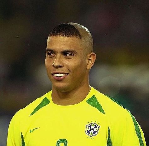 𝑮𝑼𝑴 | ronaldo’s 2002 world cup haircut | Instagram Brazilian Ronaldo, Ronaldo Brazil, Ronaldo Haircut, Ronaldo 9, 2002 World Cup, Ronaldo Pictures, Football Awards, Ronaldo Real Madrid, Ronaldo Real