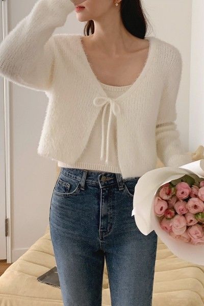 It's a material that the wind won't work. Korean Fashion Classy, Cute Korean Outfits, Promotion Dresses, Beauty Shopping, Korean Casual Outfits, Outfit Invierno, Cute Cardigans, Cardigan Outfits, Shopping Website