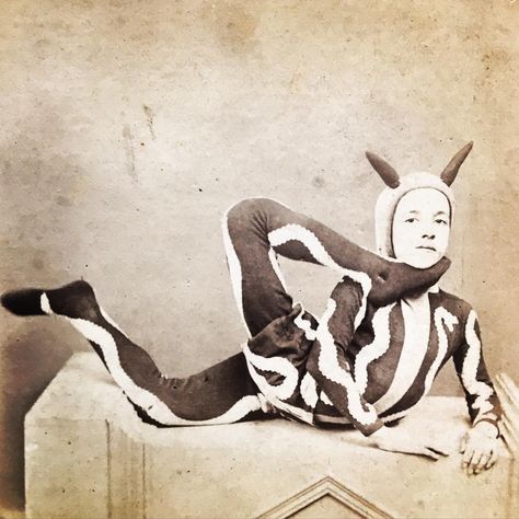 Vintage Contortionist, Contortionist Poses Drawing, Contortionist Aesthetic, Contortionist Poses, Circus Contortionist, Haunted Circus, Circus Aesthetic, Weekend Is Coming, Devil Costume