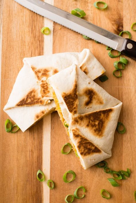 Most quesadilla recipes requires some form of meat, but this chickpea and cheddar cheese quesadilla recipe breaks all of the rules. This veggie-friendly option for lunch is filling and would definitely make it a breeze to eat at your desk. To make this EASY lunch meal, the recipe calls for garbanzo beans, olive oil, yellow onion, chili powder, flour tortillas, and shredded cheddar cheese. Cheese Quesadilla Recipe, Honey Mustard Dip, How To Make Quesadillas, Hand Pies Savory, Mustard Dip, Spiced Lentils, Sweet Potato Kale, Protein Lunch, Cheese Quesadilla