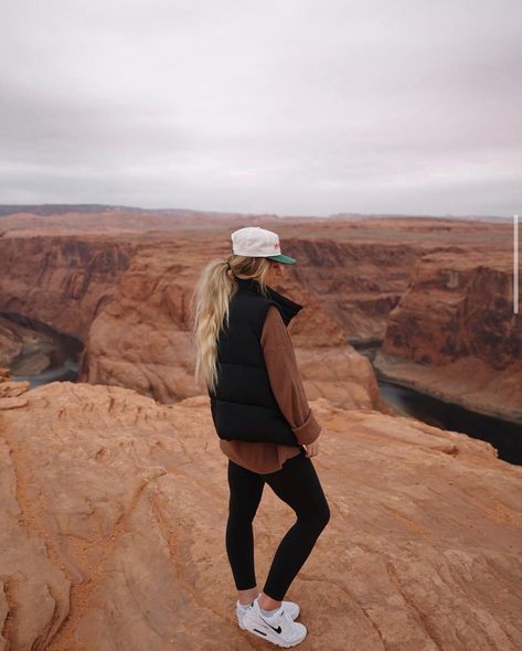 Cali Hiking Outfit, Camping Aesthetic Outfits Fall, Cute Hiking Outfit Spring Cold Weather, Mountain Fashion Women Winter, Western Outdoorsy Outfits, Denver Hiking Outfit, Smokey Mountain Outfits, Fall Outfits Mountains, Plus Size Mountain Outfits