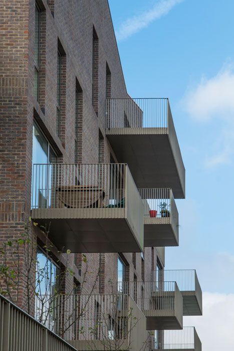 The award winning Brentford Lock West development designed by Duggan Morris Architects which uses Freshfield Lane Selected Dark Facing bricks. Suspended Balcony, Duggan Morris, Balustrade Design, Architecture Modern, Balcony Railing, Building Architecture, Brick Building, Facade Architecture, Outdoor Fireplace