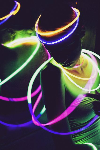 Photography idea: use neon/glow sticks in low light Glow Stick Party, Light Painting Photography, Full Moon Party, Low Light Photography, Moon Party, Electric Forest, Party Photography, Neon Party, Neon Glow